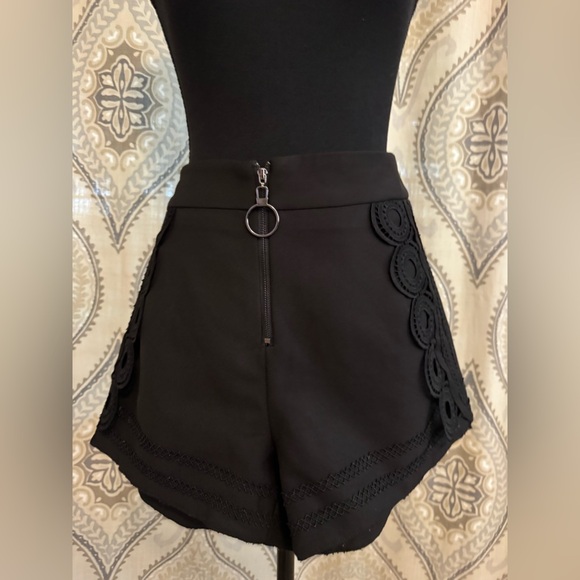 GRACIA Black Eyelet Shorts, Size Large - Picture 1 of 6
